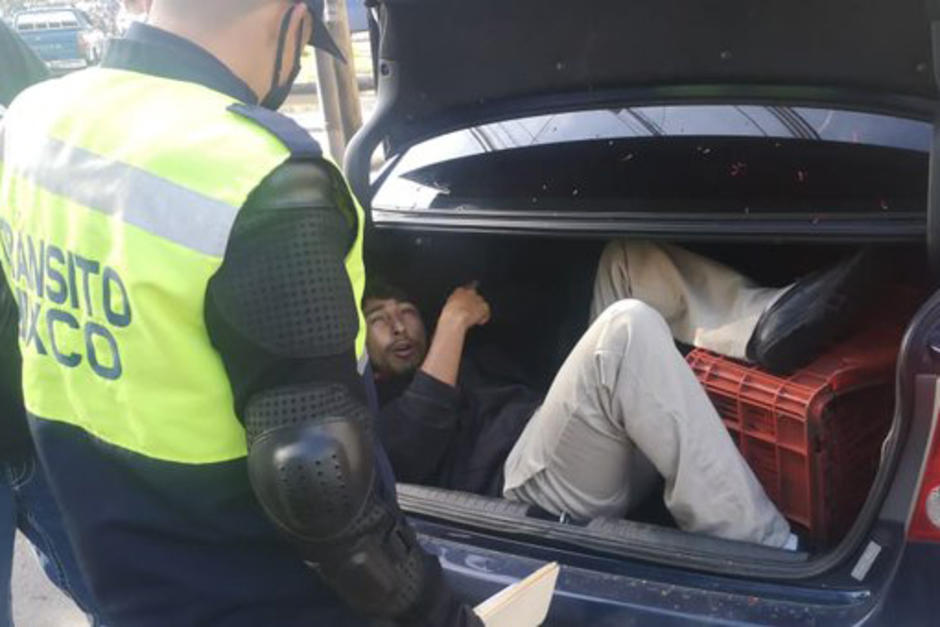 La Policía Municipal de Tránsito de Mixco multó al conductor de un taxi pirata por llevar exceso de pasajeros. Uno iba oculto en el baúl. (Foto: Mynor Espinoza / Municipalidad de Mixco)