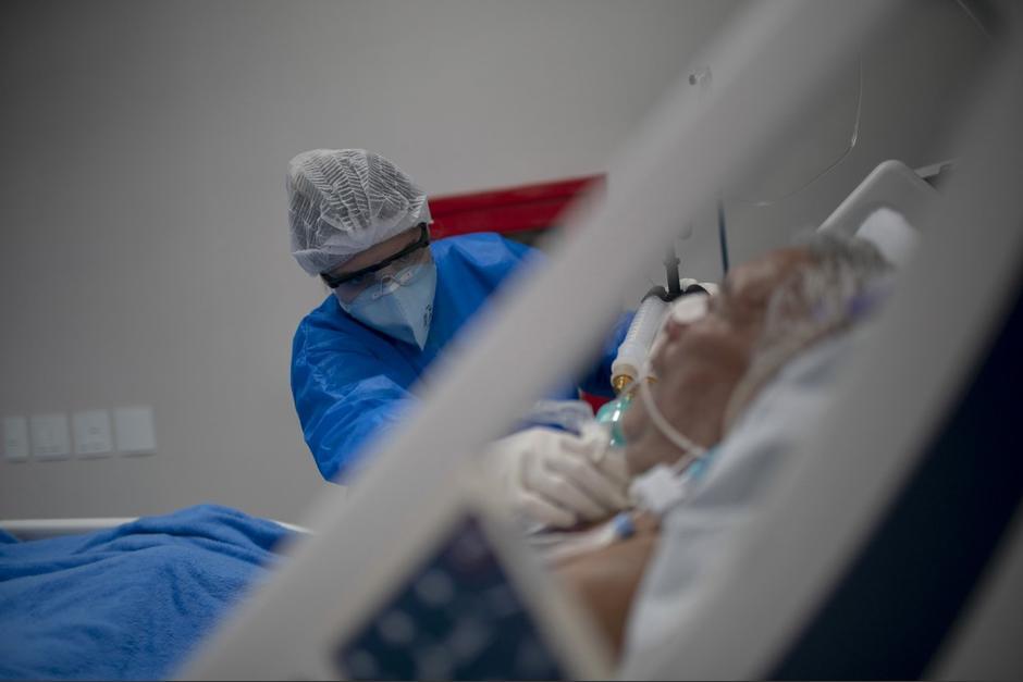 Uno de los principales misterios del Covid-19 es la causa de la baja oxigenación en la sangre de los pacientes. (Foto: AFP)