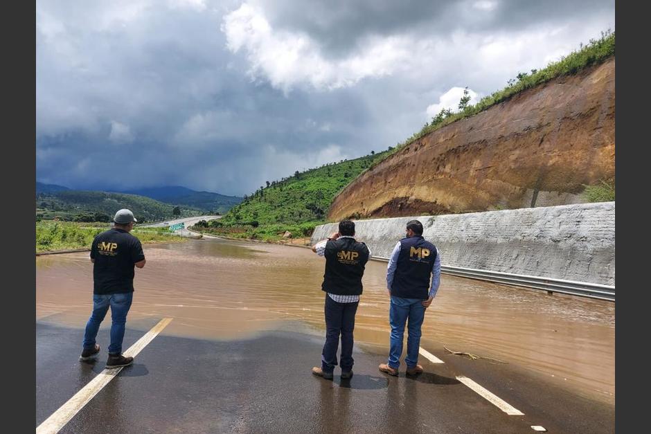 El Ministerio Público realiza un reconocimiento en la inundación del kilómetro 58 del Libramiento de Chimaltenango. (Foto: MP)