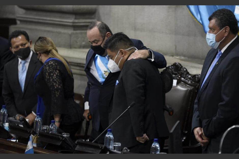 El mandatario Alejandro Giammattei, abraza al presidente del Congreso, Allan Rodríguez, durante la sesión solemne de Independencia. (Foto: Wilder López/Soy502)
