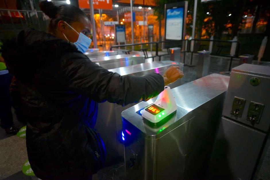 Los termómetros de mano están instalados en todas las estaciones del Transmetro. (Foto: Wilder López/Soy502)