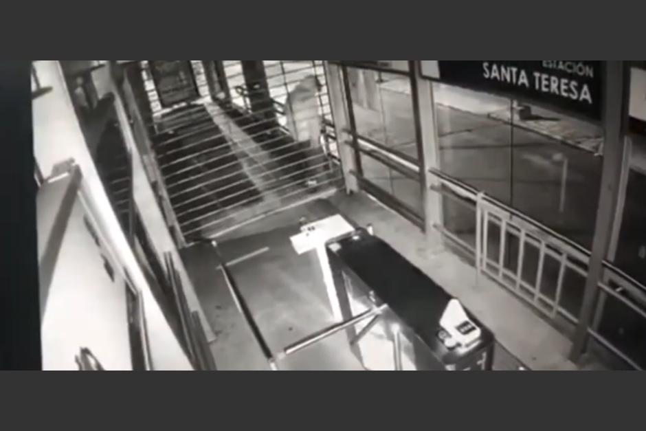 Un video captado por las cámaras de vigilancia muestra el momento del hurto. (Foto: captura video)&nbsp;