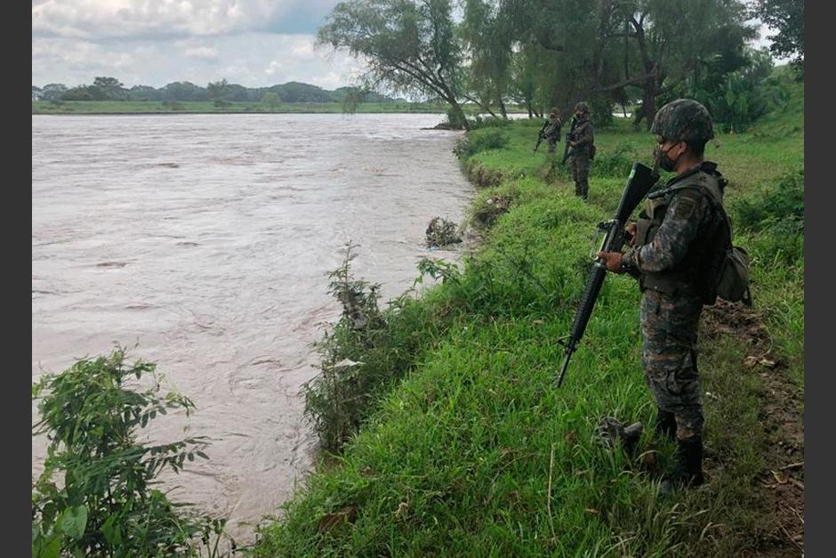Soldados del Ejército de Guatemala realizan vigilancia del caudal de los reíos. (Foto: Presidencia)