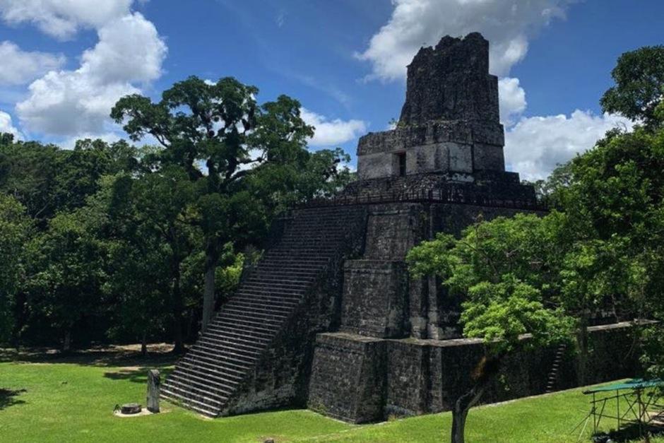Autoridades dan información acerca de la apertura de sitios arqueológicos. (Foto: Ricardo Obando/Parque Nacional Tikal)