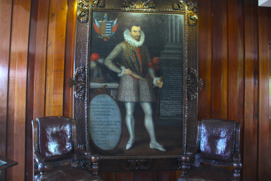 El cuadro del conquistador de Guatemala ya no se verá en la antesala del salón Miguel Ángel Asturias, en el séptimo nivel del Palacio Municipal. (Foto: Soy502)