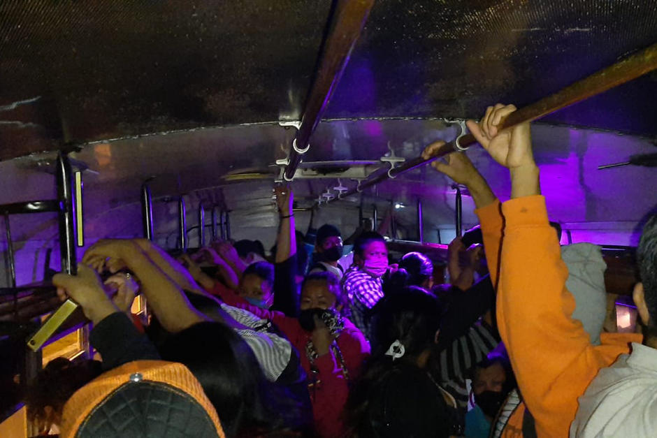 La PMT de Mixco detuvo la marcha de un bus que tenía sobrecarga de pasajeros y no se cumplían las medidas de distanciamiento para evitar contagio de Covid-19. (Foto: Mynor Espinoza / Vocero Mixco)
