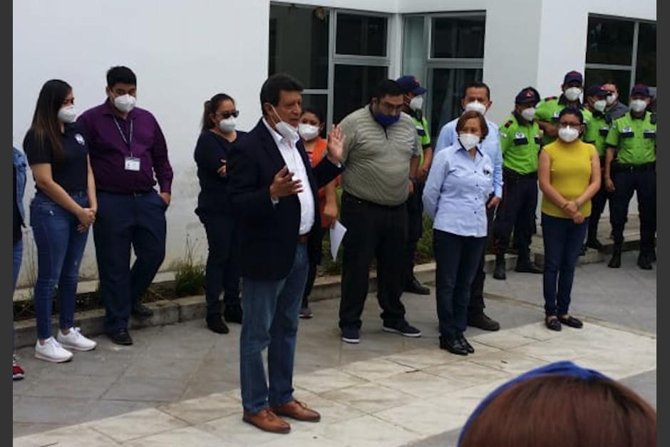 Compañeros de trabajo despiden al exdirector del Hospital de Especialidades de Villa Nueva, Julio Hernández Regalado. (Foto: Cortesía)