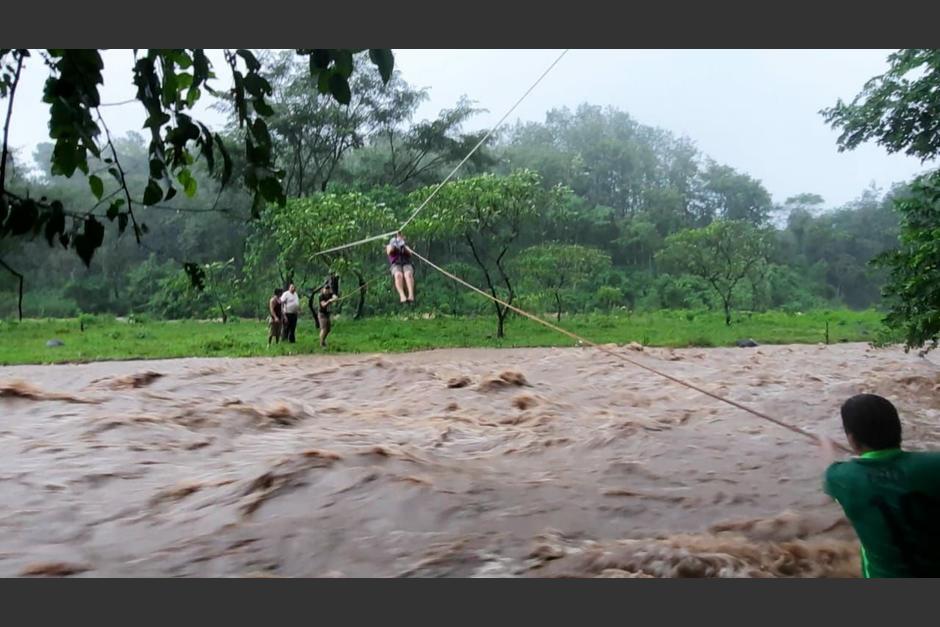 Una mujer sube a un arnés para ser rescatada en el río Panan, en Suchitepéquez. (Foto: Bomberos Departamentales)