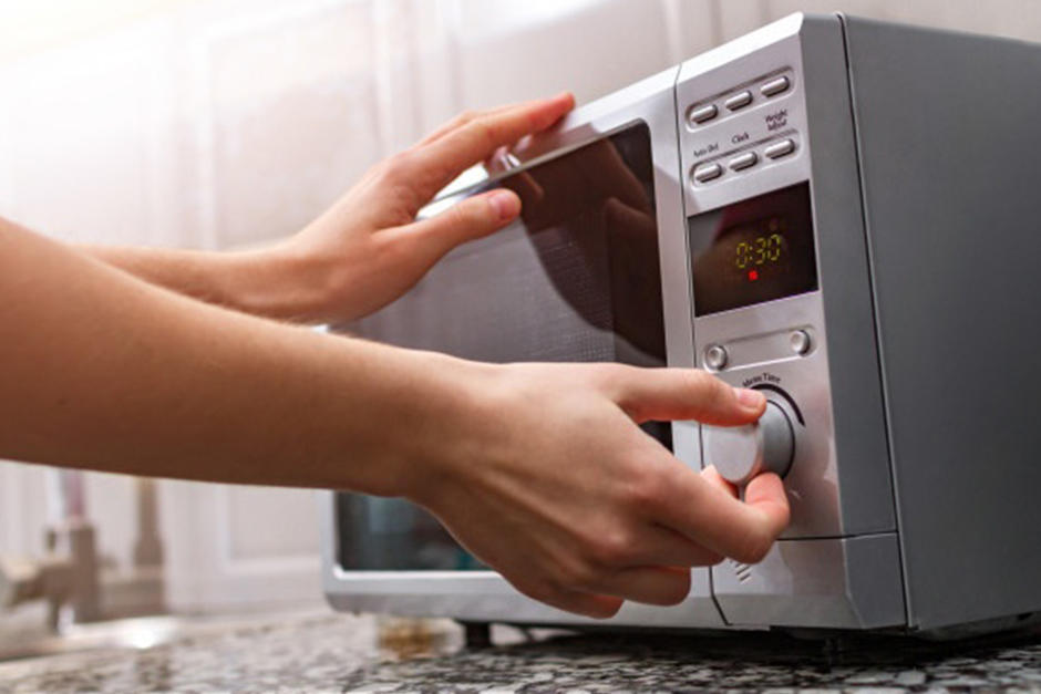 Te tomará pocos minutos limpiar tu microondas correctamente (Fotografía: Freepik)