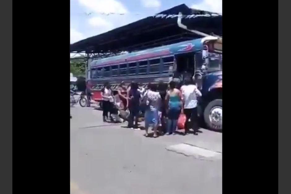 Vecinos captaron aglomeraciones en una estación de buses en Escuintla. (Foto: Captura de pantalla)