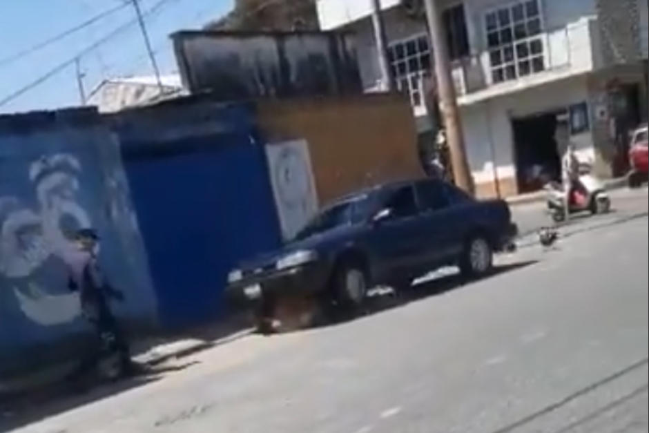 Una personas que sería detenida por escandalizar en la vía pública, atropelló a su compañero y a un policía municipal. (Foto: Captura de pantalla)