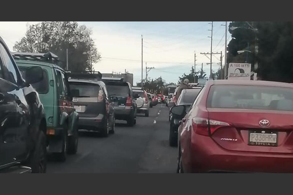 Muchos guatemaltecos deciden regresar a la ciudad este sábado. (Foto: Cortesía, Tráfico Cuesta Villa Lobos)&nbsp;