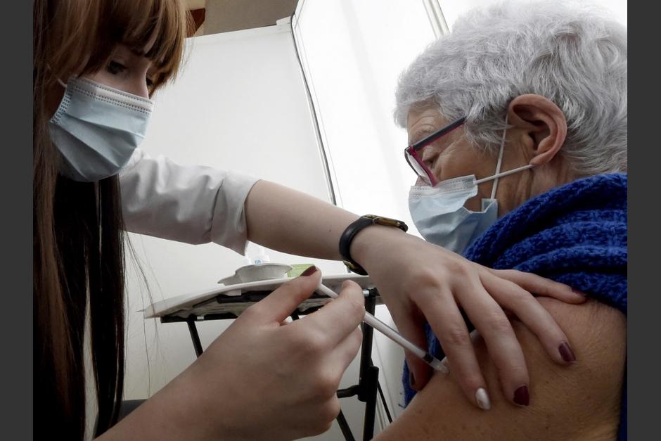 Varias personas han manifestado tener reacciones adversas luego de recibir la vacuna contra el Covid-19. (Foto: AFP)