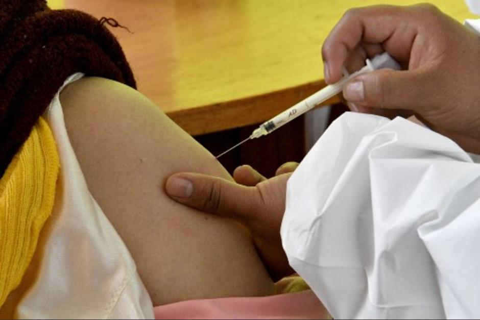 Diputados del bloque UNE denunciaron que proveedores y contratistas del Estado ya fueron vacunados contra el Covid-19. (Foto: AFP)