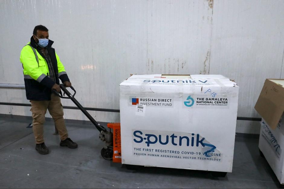El Gobierno compró 8 millones de vacunas de la marca Sputnik, que se prevén ingresen en 15 días. (Foto: AFP)