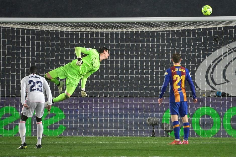 Courtois y el travesaño evitaron el empate del Barcelona en el Clásico. (Foto: AFP)