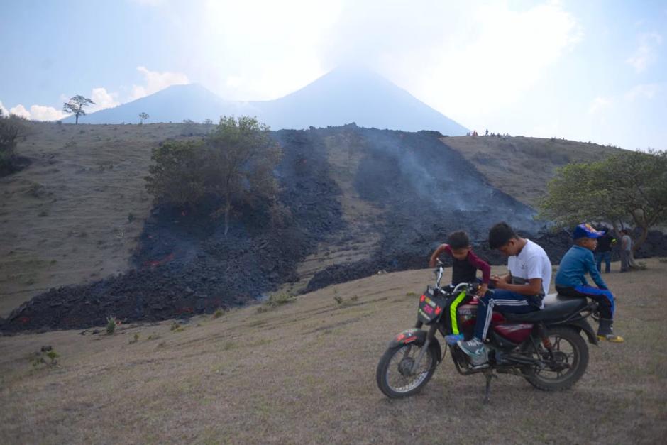 Los comunitarios llegan al área para monitorear el avance de la lava. (Foto: Fredy Hernández/Soy502)