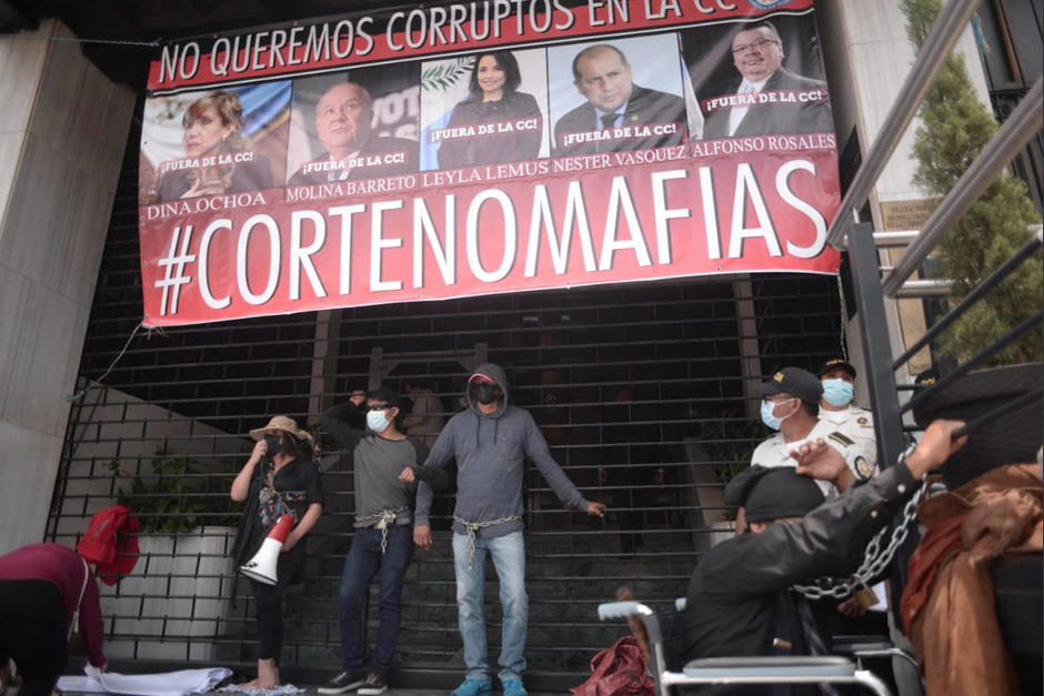 Cinco personas se encadenaron en el ingreso de la Corte de Constitucionalidad como protesta en contra de los magistrados que tomarán posesión. (Foto: Wilder López/Soy502)