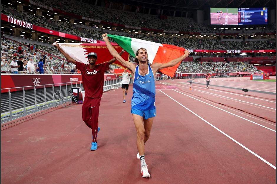 Los atletas de Catar e Italia compartieron la presea dorada, dejando una de las imágenes más emotivas de los Juegos Olímpicos. (Foto: AFP)