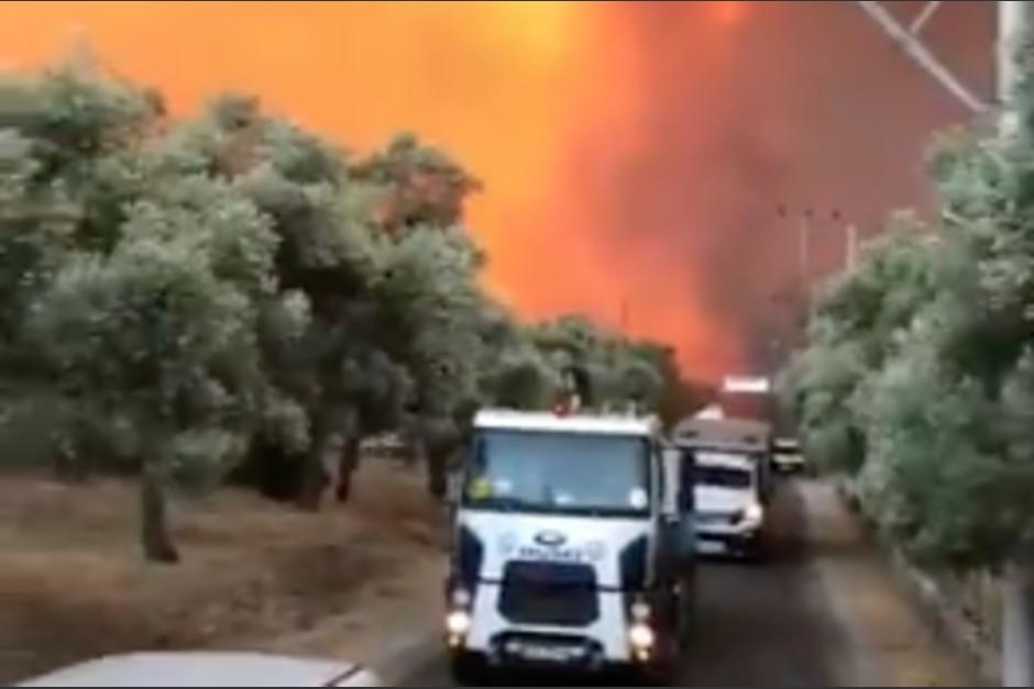 Residentes y turistas tuvieron que salir de lo más pronto posible ante el inmenso incendio. (Foto: captura de pantalla)