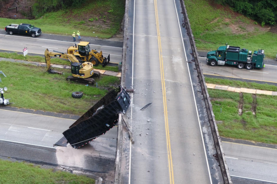 El choque fue tan fuerte que deshabilitó un puente. (Foto:&nbsp;GDOT East Traffic)