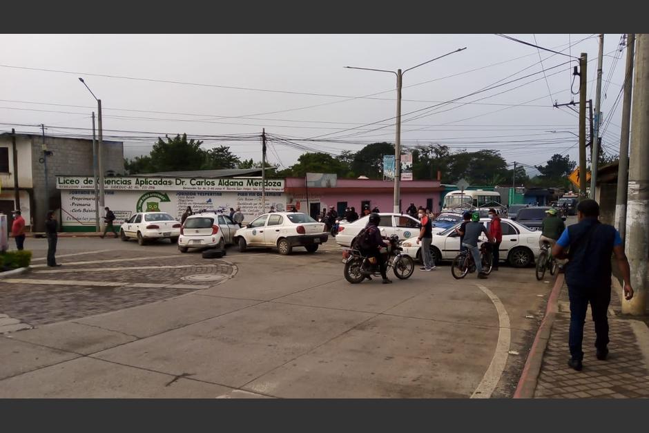 Varios taxistas y pilotos de taxi bloquean varias rutas en el país. (Foto: Stereo100)&nbsp;