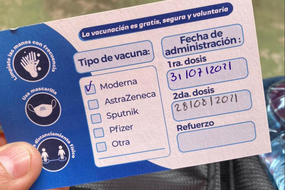 Varias personas denunciaron errores en su constancia de vacunación tras recibir su primera dosis en Mariscal Zavala. (Foto: Soy502)