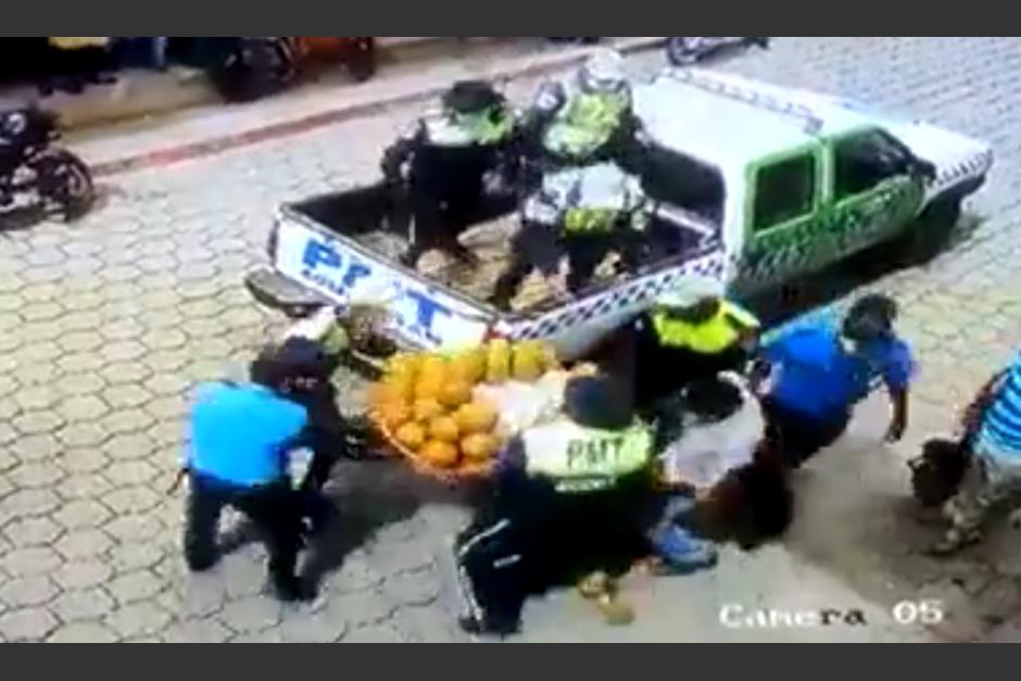 Policías le quitan sus productos a un comerciante de frutas que se encontraba vendiendo en una calle. (Foto: Captura de video)