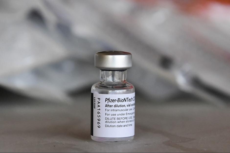 El jefe de BioNTech dijo que&nbsp;"Todavía no" es necesario adaptar la vacuna Pfizer a las variantes del virus. (Foto: AFP)