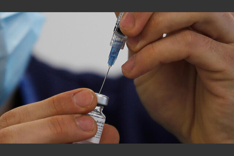 Expertos recomiendan a pacientes infectados de Covid-19 recuperarse para luego adquirir la vacuna. (Foto: Emol)
