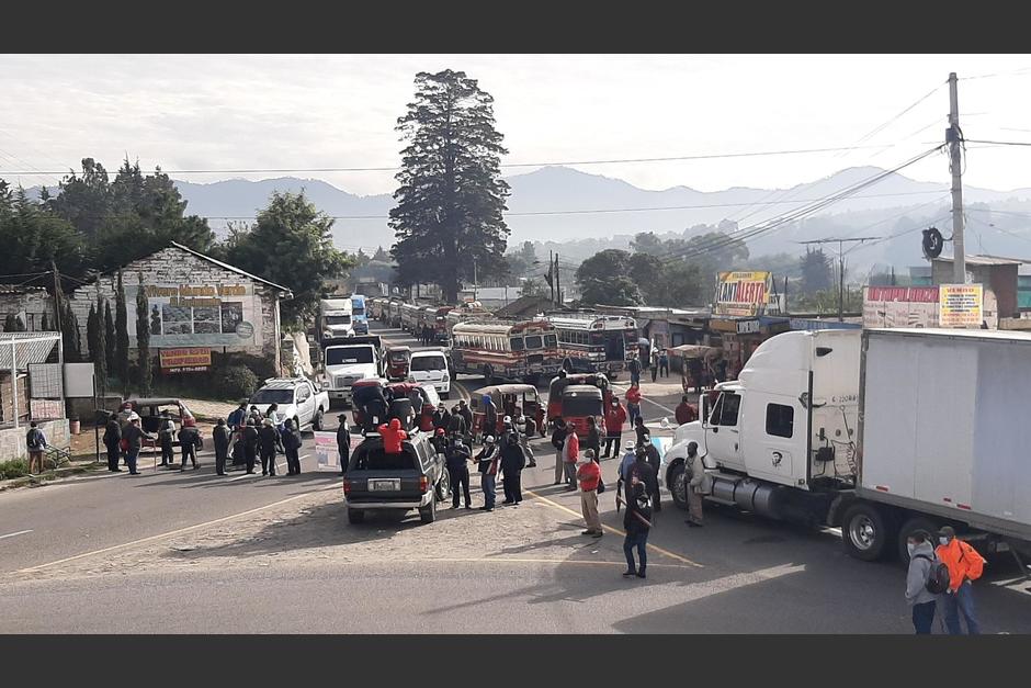 Cientos de conductores estuvieron varados durante horas debido a los bloqueos que realizaron militares retirados. (Foto: @lavozdexela)
