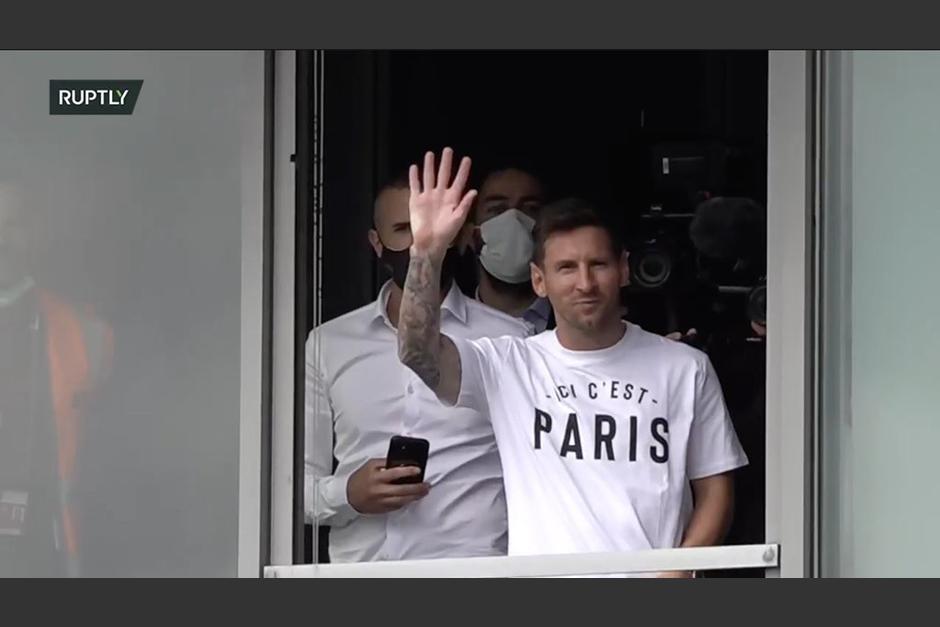 Los aficionados se encuentran a la espera de la llegada de Messi a París para integrarse oficialmente al PSG. (Captura Video)