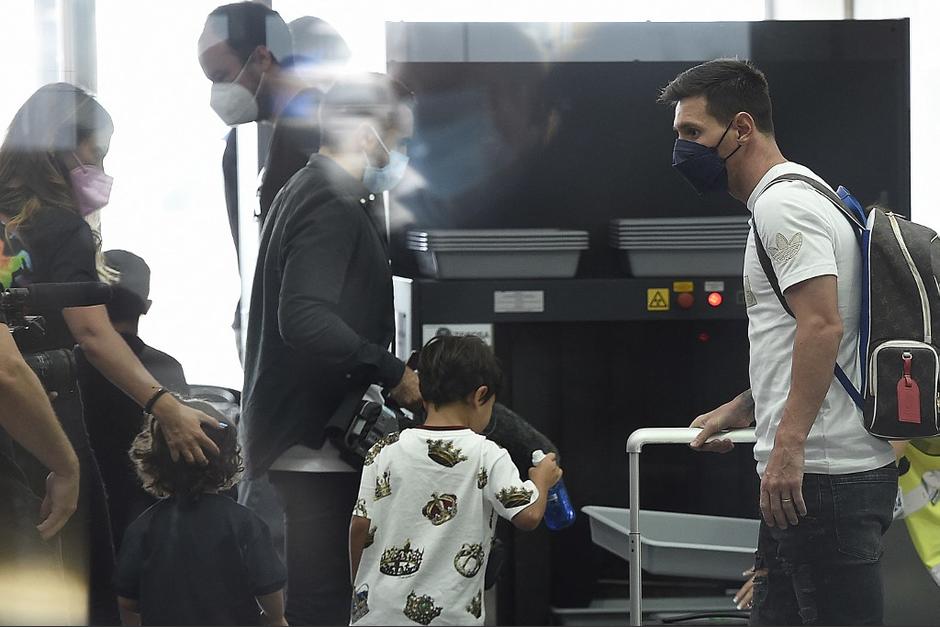 La familia Messi llegó al aeropuerto de Barcelona y se despide después de 20 años en el club. (Foto: AFP)
