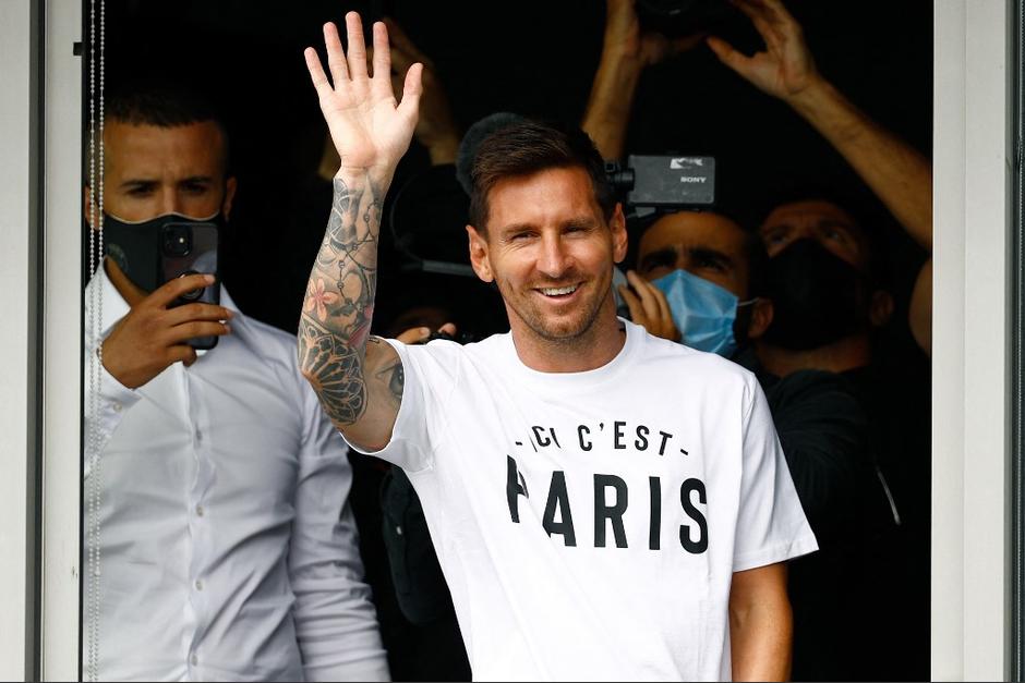 Con la leyenda "Esto es París", Messi saludó a los aficionados que lo esperaban en el aeropuerto de París. (Foto: AFP)