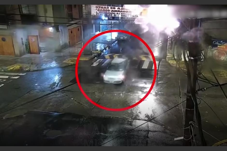 El conductor lanzó por los aires a la mujer que se dirigía a su trabajo y escapó del lugar del accidente. (Captura Video)