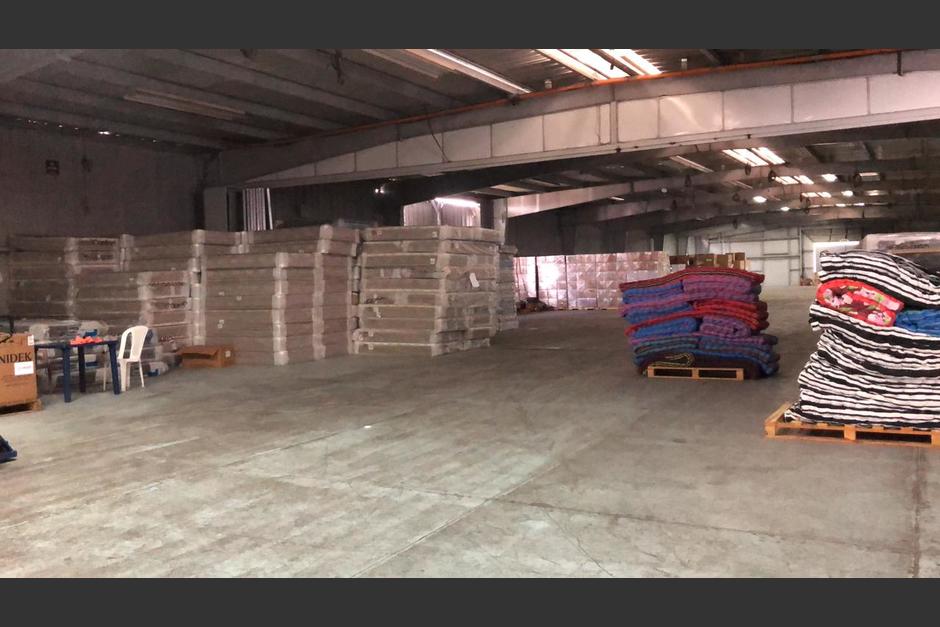 En las imágenes se observan pilas de camas almacenadas en una bodega del Hospital Temporal Parque de la Industria. (Foto: redes sociales)