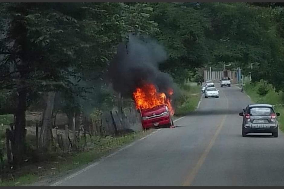 Un vehículo con placas guatemaltecas habría sido incendiado durante una balacera en la frontera de Huehuetenango con México. (Foto: Noti Barillas)