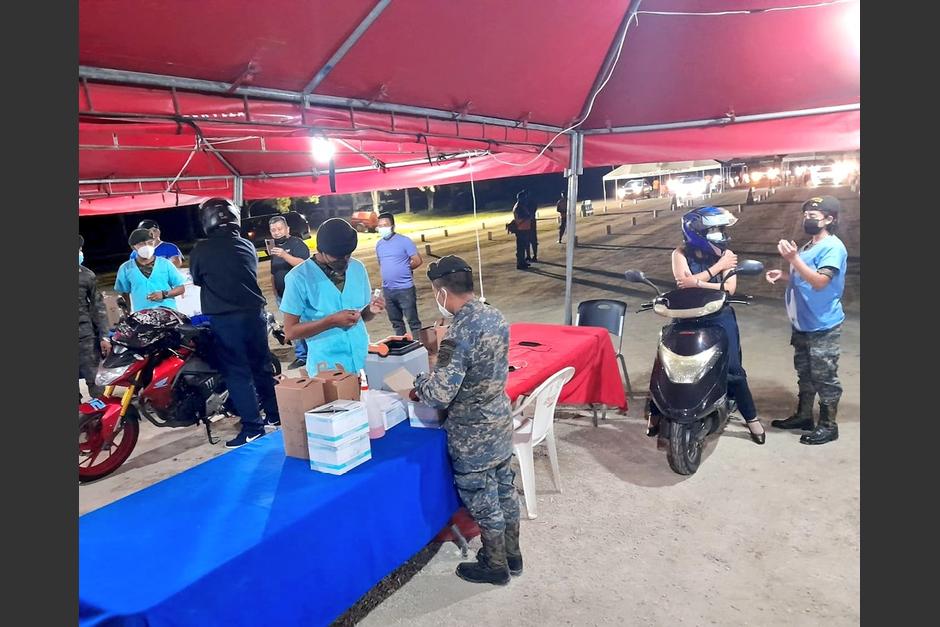 Los centros de vacunación que atendían hasta la medianoche ahora cerrarán a las 20:00 horas. (Foto: Ejército de Guatemala)