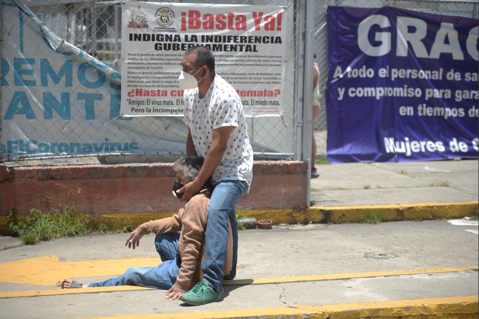 Una mujer espera por una silla de ruedas para ser ingresada al Hospital Temporal Parque de la Industria. (Foto: Wilder López/Soy502)