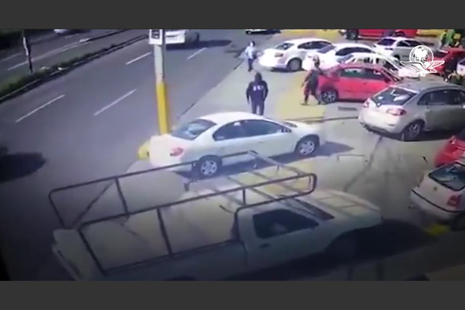 El asaltante resultó ser un joven de 17 años que fue vapuleado por varias personas. (Captura Video)