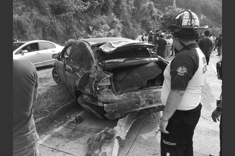 Un joven de aproximadamente 20 años murió tras un accidente de tránsito que se produjo en el bulevar de Hacienda de las Flores. (Foto: Bomberos Voluntarios)