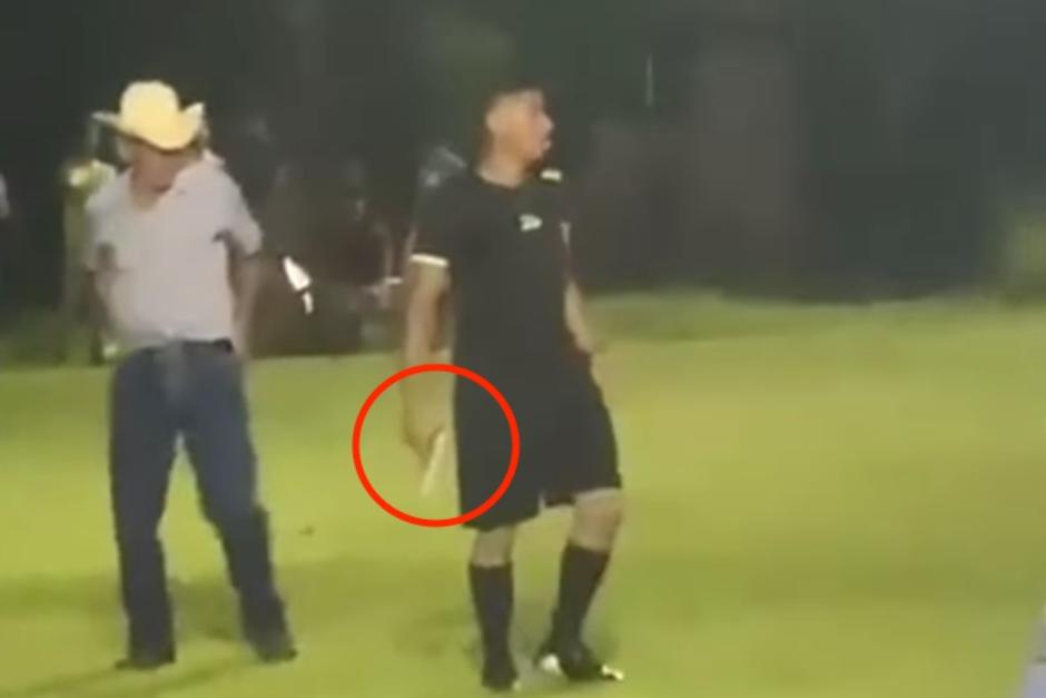 El arbitro fue captado realizando disparos en el campo de futbol. (Foto: captura de pantalla)&nbsp;