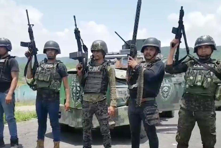 Integrantes del Cartel de Jalisco Nueva Generación muestran su armamento. (Foto: Telemundo)&nbsp;