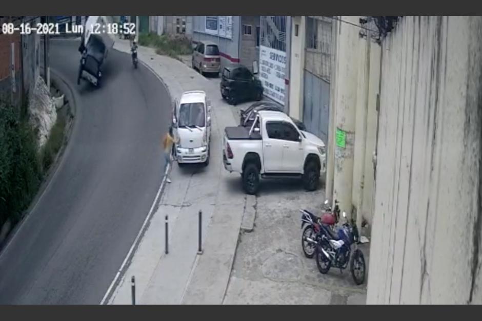Un motociclista se salvó de morir aplastado por un camión durante un accidente de tránsito en Villa Nueva. (Foto: Captura de video)