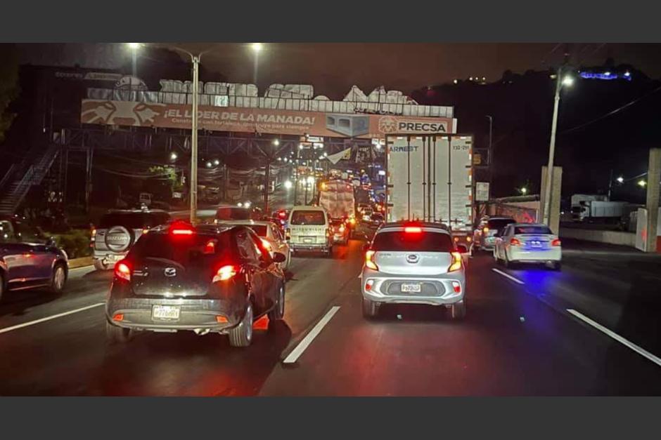 Tal y como ocurrió en 2020 con el primer toque de queda, varios guatemaltecos quedaron en el tráfico al momento de la restricción. (Foto: TCV)&nbsp;