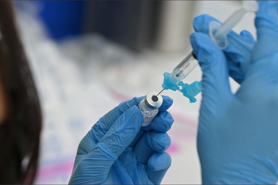 Los estadounidenses que recibieron las vacunas contra el coronavirus de Pfizer y Moderna podrán recibir una tercera. (Foto: AFP)