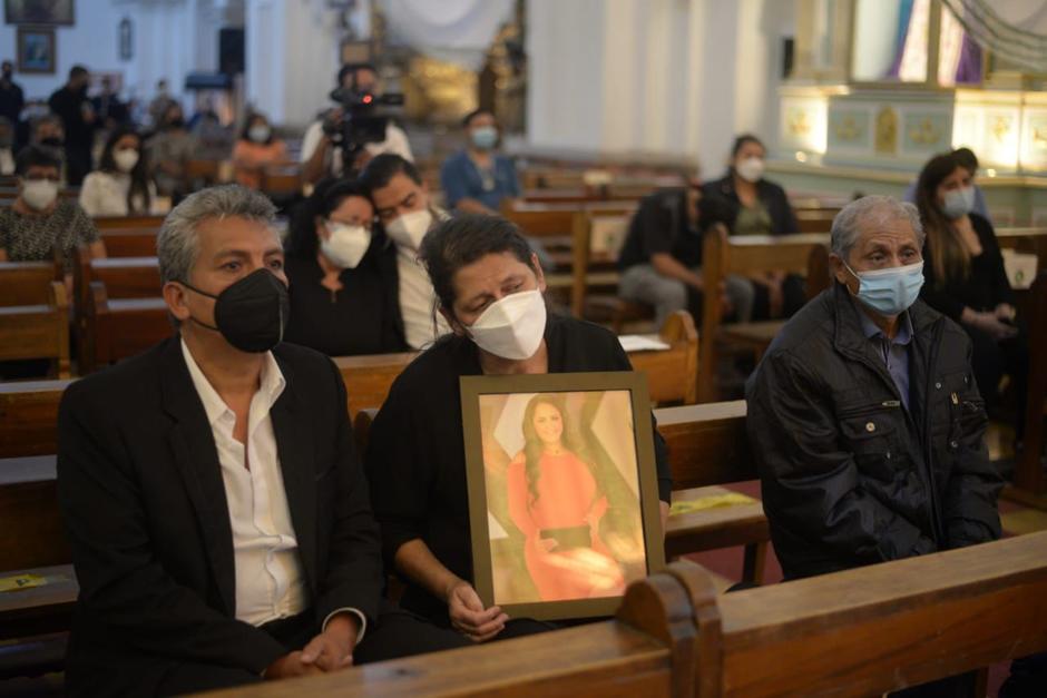 La familia de Vivian Vásquez agradece la solidaridad y el cariño tras la pérdida de la comunicadora. (Foto: Wilder López/Soy502)