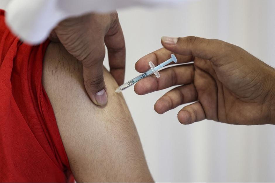 Una tercera dosis de la vacuna anticovid-19 puede llegar aplicarse en varios adultos clasificados. (Foto: AFP)