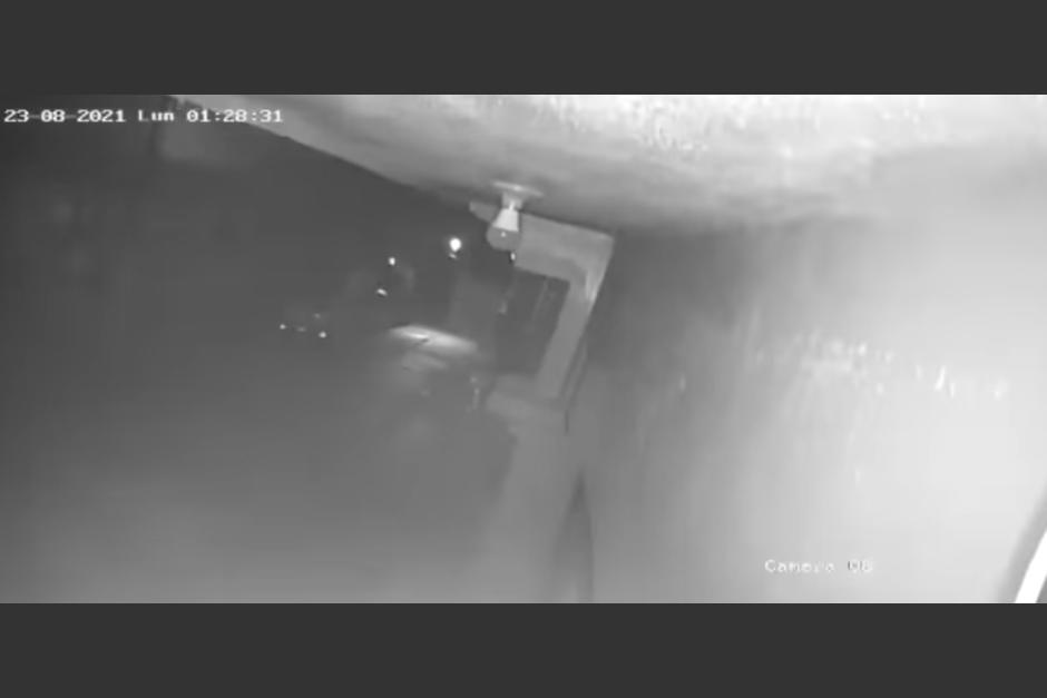 En video quedó grabado el momento en el que se roban una cámara de seguridad en Palín. (Foto: captura de video)