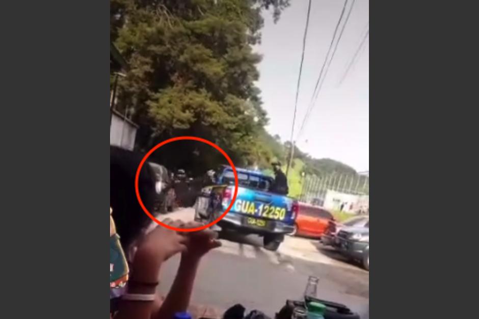 En TikTok se compartió el video de un agente de la PNC que cae de la patrulla. (Foto: captura de video)&nbsp;